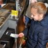 Catharina Kentner bezahlt an dem neuen Automat im Edeka-Markt in Steppach.