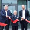 Im vergangenen Jahr eröffneten BRK-Vorsitzender Alex Dorow, Vroni Döring und Kreisgeschäftsführer Andreas Lehner das neue BRK-Sozialzentrum in Landsberg.