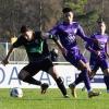 Obwohl René Schröder (links) den Ball gegen Timothee Diowo abschirmt, setzte es für den FCG Ende November eine deutliche Niederlage bei Schwaben Augsburg. Am Samstag treffen sich beide im Testspiel wieder. 