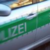 Ein 19 Jahre alte Autofahrerin ist in Oberbayern mit ihrem Wagen von der Straße abgekommen und in eine Baumgruppe gekracht (Symbolbild).