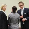 Die Angeklagte Beate Zschäpe (M) steht zwischen ihren Anwälten Anja Sturm (l) und Wolfgang Heer (r) im Gerichtssaal in München (Bayern). 