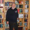 Der ehemalige Wirtschaftsbeauftragte der Stadt Friedberg, Peter Resler, liebt Bücher und ist seit 36 Jahren passionierter Schauspieler.