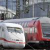 Ein ICE und ein Regionalzug der Deutschen Bahn fahren in den Hauptbahnhof von Frankfurt am Main ein.Nach stundenlangen Verhandlungen haben sich Lokführer und Deutsche Bahn im Tarifkonflikt geeinigt.