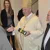 Weihbischof Anton Losinger bei seinem Weihnachtsbesuch in der JVA Kaisheim. Nach dem Gottesdienst beschenkte er gemeinsam mit Anstaltsseelsorger Michael Hummel die Häftlinge. 	 	