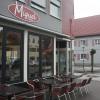 Die Miguel Café-Bar in der Thannhauser Bahnhofstraße darf nun das gesamte Jahr über Sitzplätze auf dem Gehsteig anbieten. Auf dem angrenzenden Dr. Georg und Lu Zimmermann-Platz sollen Tische allerdings nur in den warmen Monaten stehen.