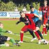 Eine ganz enge Partie lieferten sich der FC Königsbrunn (in Blau) und der FC Affing (von links Torhüter Markus Gail und Alexander Chetschik) im August. 