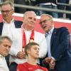 Könnten bald nicht mehr zusammen auf der Tribüne sitzen: Uli Hoeneß (mitte) und Karl-Heinz Rummenigge (rechts). Der Bayern-Boss bestätigte seinen Rückzug vom FC Bayern München. 