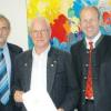 Landrat Martin Sailer überreichte Franz Fischer (Mitte) das Ehrenzeichen für besondere Verdienste im Ehrenamt. Dazu gratulierte Fischachs Bürgermeister Peter Ziegelmeier (links).  