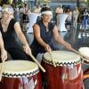 Petra Gall (links) und Patrica Bradley traten beim Sommerfest mit ihren Trommeln auf.  	