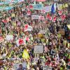 Beim Warnstreik des Öffentlichen Diensts nehmen zahlreiche Menschen an einer Kundgebung teil.