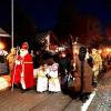 Bundeswehrsoldaten, Nikolaus, Engelchen und Bürger bei der stimmungsvollen Fackelwanderung zur Waldweihnacht an der Kellmünzer Mariengrotte. 