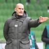 16.01.2021, Bremen: Fußball: Bundesliga, Werder Bremen - FC Augsburg, 16. Spieltag. Augsburgs Trainer Heiko Herrlich gestikuliert an der Seitenlinie. Foto: Carmen Jaspersen/dpa - WICHTIGER HINWEIS: Gemäß den Vorgaben der DFL Deutsche Fußball Liga bzw. des DFB Deutscher Fußball-Bund ist es untersagt, in dem Stadion und/oder vom Spiel angefertigte Fotoaufnahmen in Form von Sequenzbildern und/oder videoähnlichen Fotostrecken zu verwerten bzw. verwerten zu lassen. +++ dpa-Bildfunk +++