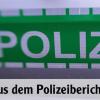 Motorradfahrer zieht Hose hoch und stürzt