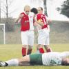 Unschöne Szenen gab es zum Ende des Derbys Osterbuch gegen Roggden. Am Boden Stefan Mehler (FCO), der ins Gesicht getroffen wurde. Kapitän Dominik Mayer (rechts) versucht, seinen Teamkollegen Philipp Kraus (links) zu beruhigen.  