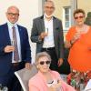 Der stellvertretende Landrat Michael Helfert, Bürgermeister Christian Kähler und Tochter Christiane Völzke stießen mit Irmgard Eickhoff auf ihren 100. Geburtstag an.