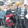Schüler der Anton-Rauch-Realschule in Wertingen besuchten die KUKA Roboter GmbH in Augsburg. Sie kehrten mit vielen gewonnenen Eindrücken zurück. Zweiter von rechts Schulleiter Walter Conrad. 