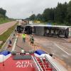 Ein spanischer Lastwagen mit einer Ladung Obst ist am Dienstag auf der A8 kurz hinter Adelsried in Fahrtrichtung München umgekippt.