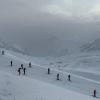 Die ersten Skifahrerinnen und Skifahrer, die in dieser Saison auf dem Zugspitzplatt unterwegs sind. Die Preise für Tickets sind um zehn Prozent gestiegen. 