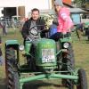 Sie hatten es nicht weit: Stefanie und Dominik Hammer wohnen in Ludwigsmoos. Sie kamen mit ihrem 1956er Fendt.