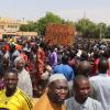 Demonstranten nehmen an einem Marsch zur Unterstützung der Putschisten in der Hauptstadt Niamey teil.