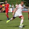 Dominik Müller behält die Nerven und verwandelt den Strafstoß zum nicht unverdienten 1:1-Endstand im Heimderby gegen den TSV Hollenbach in der Nachspielzeit.  	Foto: Reinhold Rummel