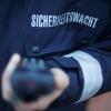 Ein Mitarbeiter der Sicherheitswacht im Landkreis Augsburg hat einen Jugendlichen mit der Faust geschlagen und musste sich dafür nun vor Gericht verantworten. 