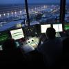 Fluglotsen der Deutsche Flugsicherung im Tower des Flughafens Düsseldorf. (Archivbild) dpa