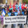 Beim bundesweiten Aktionstag der Friedensbewegung protestierten Teilnehmer mit einem Banner mit der Aufschrift "Krieg und Militär lösen keine Probleme". 