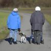 Zwei ältere Frauen spazieren mit Hund und Rollator einen Weg entlang. Für Besorgungen und Besuche beim Arzt oder bei Behörden steht für sie ab 1. Januar in Baar ein Fahrdienst bereit.  