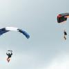 Fallschirmspringer am Himmel: In Illertissen können sie künftig auch unter der Woche ihrem Sport nachgehen. Das hat der Bauausschuss nun beschlossen. 