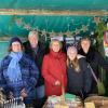 Mit einem Stand war der Verein "Zukunft für Kinder" auf dem Weihnachtsmarkt Meitingen dabei (von links):  Elfriede Weglehner, Manfred Weber, Elfriede Süß, Claudia Arifianto mit einer weiteren Helferin.
