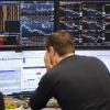 Ein Börsenhändler an der Frankfurter Börse blickt auf seine Monitore. Der Dax ist am Montagmorgen stark gefallen.