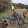 Ukrainische Soldaten feuern auf russische Stellungen an der Frontlinie in der Nähe von Bachmut.