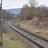 Auf diesem Abschnitt zwischen den Bahnübergängen Mündlinger Straße und Wemdinger Straße soll der neue Haltepunkt links vom Gleis entstehen. 