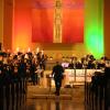 Gotteslob mit dem Gospelchor "Silberpilger" (links) und der "MONaco Big Band" (rechts) sowie einem Stepp-Tänzer: In der Heilig-Kreuz-Kirche in Schondorf wurde das "Sacred Concert" von Duke Ellington aufgeführt.