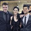 Trio mit riesiger Fangemeinde: Die «Twilight»-Stars Robert Pattinson (Edward, l-r), Kristen Stewart (Bella) und Taylor Lautner (Jacob) bei der Premiere von «Breaking Dawn - Bis(s) zum Ende der Nacht: Teil 1». Foto: Andy Rain dpa