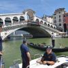 Italienische Polizeibeamte patroullieren  auf dem Canale Grande im italienischen Venedig. Bei einem Unfall nahe der Rialtobrücke war ein 50-Jähriger getötet worden, als ein Gondoliere mit einem Vaporetto zusammengestoßen war.
