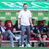 Augsburgs Trainer Enrico Maaßen erwartet ein schweres Spiel gegen den FC Bayern.