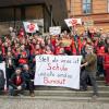 Lehrerinnen und Lehrer beim Warnstreik in Berlin.