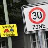 Unfall in Obermedlingen: Ein Autofahrer hat ein Kind übersehen, das aus dem Schulbus ausgestiegen ist und die Straße überqueren wollte.