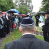 Auf einem Teil des Neuen Ostfriedhofs weihte Rabbiner Schaul Nekrich (rechts) den zukünftigen jüdischen Friedhof ein. Der Ritus verlangt es, das Gelände betend zu umrunden, was die Kultusgemeinde trotz des Regens tat. 	