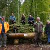 Die Brunnensanierer und ihr gemeinsames Werk: (von links) Karin Hauber, Guntram Kühnle, Martin Pohl, Carolin Rolle, Armin Peterhans, Heinz Bauer und Gottfried Dörner. Auf dem Bild fehlen die weiteren Unterstützer Karl und Martin Schuster sowie Lorenz Schreiber.