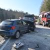 Zwei verunfallte Fahrzeuge stehen nach einem Frontalcrash auf einer Bundesstraße bei Röhrnbach.