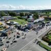 Besucher gehen über die Ausstellungsfläche bei der Eröffnung der Motorwelt «Schleizer Dreieck».