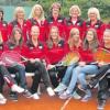 Die Spielerinnen der Juniorinnen- und der beiden Damenmannschaftenn des VfL Zusamaltheim versammelten sich nach Saisonende zum gemeinsamen Fototermin und freuten sich aufgrund ihrer guten Leistungen. 