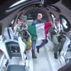 Für einen kurzen Zeitraum durften die drei italienischen Wissenschaftler ihre Sitzplätze verlassen, erlebten Schwerelosigkeit und rollten eine italienische Flagge aus.