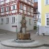 Der von Bildhauer Fred Jansen wiederhergestellte Marktplatzbrunnen, im Hintergrund das Rathaus.