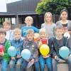 Die Ballons dieser Schulkinder waren am weitesten geflogen. Die Preise übergaben Daniela Deringer (links) und Eva-Maria Klein. 