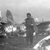 Aus den gesprengten Flugzeugen auf dem Flugplatz in Penzing versorgten sich die Bürger mit allerlei Brauchbarem wie Flugzeugreifen für Zugmaschinenhänger, Benzinschläuche als Fahrradbereifung oder Flugbenzin. Das Bild zeigt Martin Stechele. 	 	