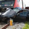 Die Unfallstelle nach einem Zusammenstoß zwischen einer Regionalbahn und einem Auto.